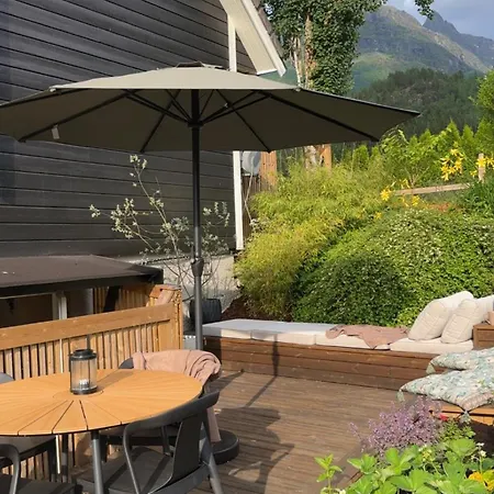 Centrally Located In Loen With Private Terrace Апартаменты