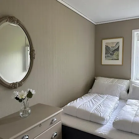 Centrally Located In Loen With Private Terrace Апартаменты Стрюн